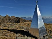 85 Piramide stilizzata a ricordo del vescovo di Bergamo Amadei, amante della montagna